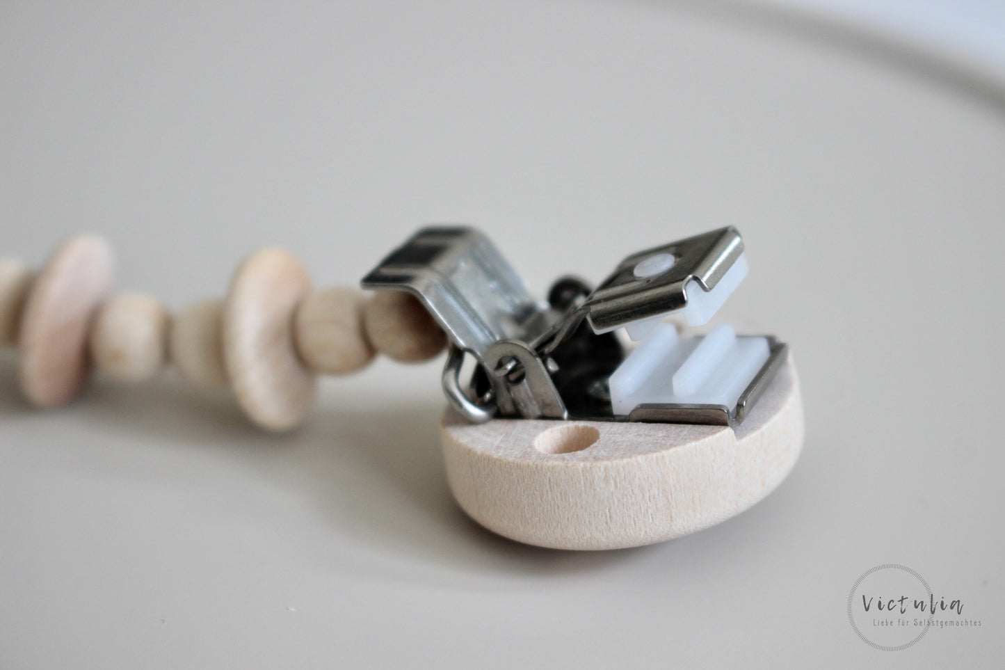 Schnullerkette aus Holzperlen